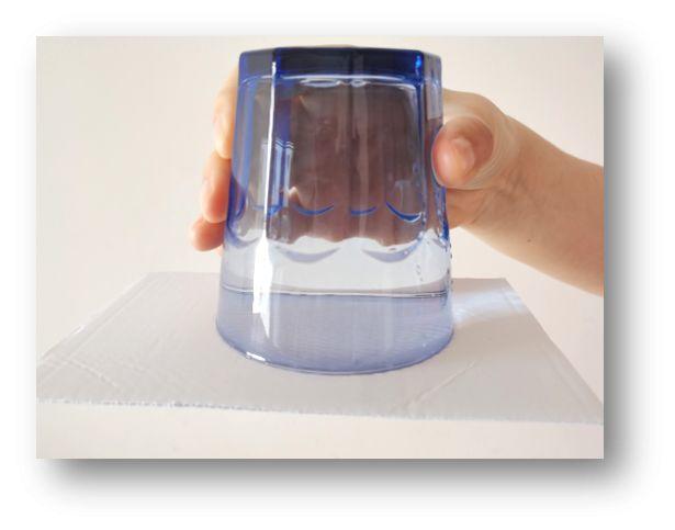 科学小实验：如何让水杯倒立不漏水